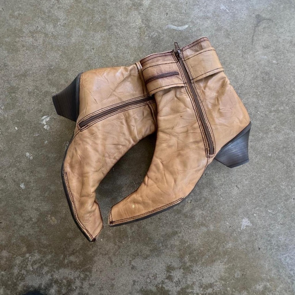 adorable vintage Tan and brown mid-calf boots - Picture 6 of 6